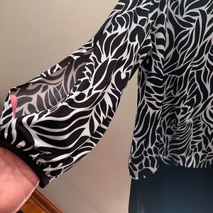 Women’s black and white above the knee dress with peekaboo sleeves.